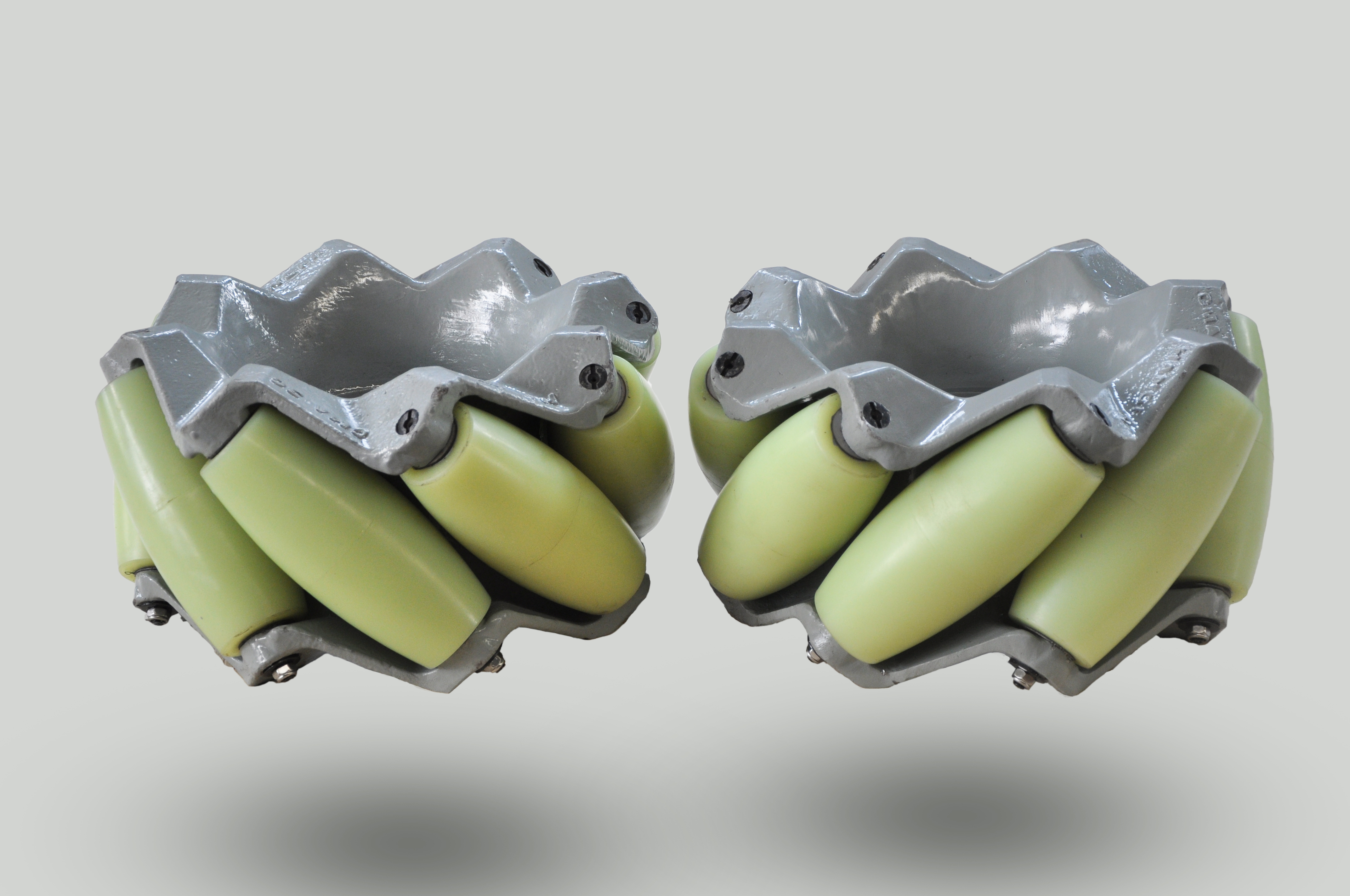 全向輪正面斜俯視圖